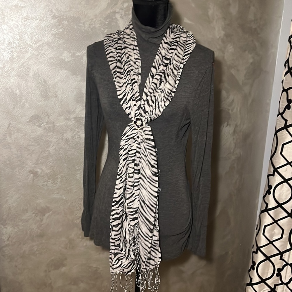 Fringed zebra scarf🧣 so versatile…Wear it a million different ways! One size - Picture 5 of 5